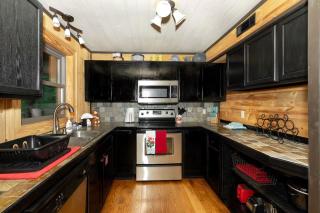 Cozy Cabin Retreat Hot Tub & Scenic Surroundings - 9