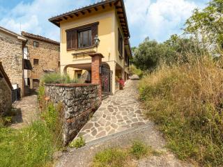 Holiday Home in Tuscany with Stunning Views - Marliana - 1