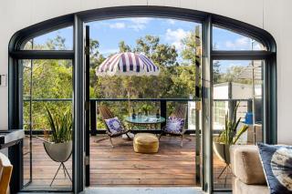 Chic LA Hideaway w Soaking Tub Firepit Lounge Tranquil Backyard - Los Angeles - 3