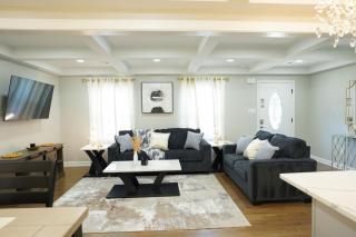 Modern Luxe Retreat -Heart of Chesterfield - - 0