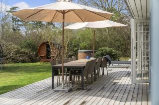 Log House Close To The Sea And Coastal Towns - 8