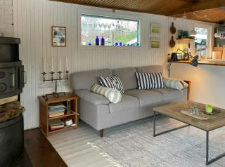 Charming Coastal Retreat With Sea View - 8