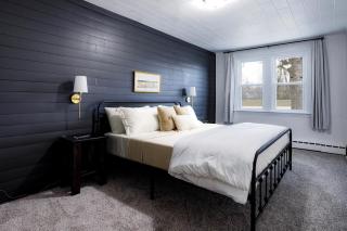 King Size Bed, Near Hwy, Work Desk, Close Parking - Lockport - 9