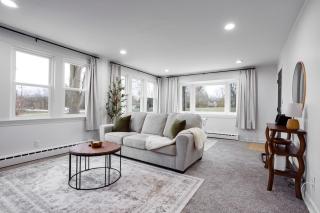 King Size Bed, Near Hwy, Work Desk, Close Parking - Lockport - 7