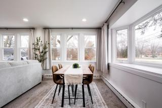 King Size Bed, Near Hwy, Work Desk, Close Parking - Lockport - 1