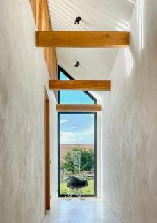 Stylish Design Retreat Near The Lake - 8