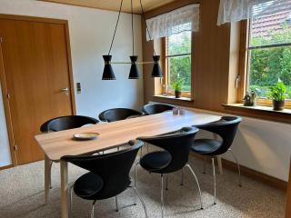 Spacious Holiday Home Near The Beach - 5