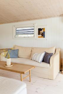 Scandinavian Style And Lake View In Oasis - 1