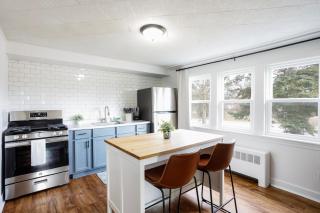 King Bed, Work Desk, Near Hwy, Laundry Room Access - Lockport - 8