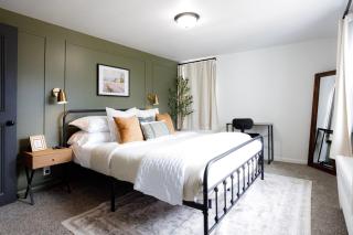 King Bed, Work Desk, Near Hwy, Laundry Room Access - Lockport - 0