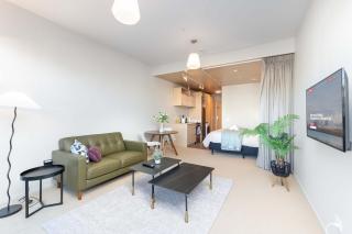 Petone Studio - Balcony Bath Tub Sleeps 2 - 0