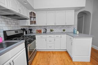 Modern 4BR Unit with Free Parking Near University of Illinois Chicago and Medical District - Chicago - 2
