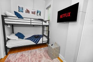 Modern 4BR Unit with Free Parking Near University of Illinois Chicago and Medical District - Chicago - 9