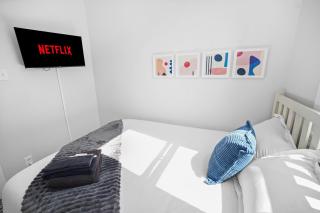 Modern 4BR Unit with Free Parking Near University of Illinois Chicago and Medical District - Chicago - 1