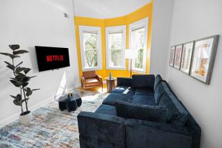 Modern 4BR Unit with Free Parking Near University of Illinois Chicago and Medical District - Chicago - 0
