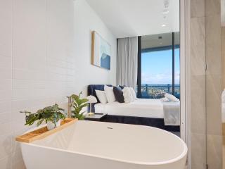 Luxe 3BR Penthouse by beach with Lap Pool & Parking SIGNATURE - Gold Coast - 7