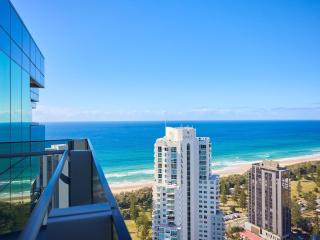 Luxe 3BR Penthouse by beach with Lap Pool & Parking SIGNATURE - Gold Coast - 3