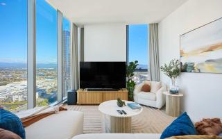 Luxe 3BR Penthouse by beach with Lap Pool & Parking SIGNATURE - Gold Coast - 1
