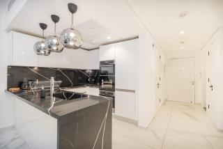 StayShort - Chic Apartment in Marina Sleeps 4 with Canal Views - 3