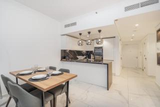 StayShort - Chic Apartment in Marina Sleeps 4 with Canal Views - 1