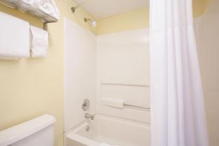 Days Inn by Wyndham Brooksville - 4