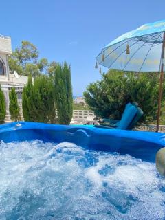 Villa by the sea with jacuzzi, garden & park view - 8