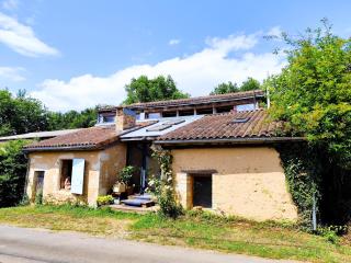 La Maison des Forges, ancienne grange charentaise transformée en habitation atypique en lisière de forêt pour 10 personnes maximum - 0