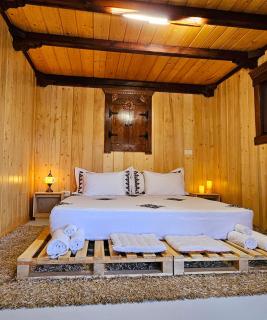Nature Bungalow In the Family Garden - 5 min to City Center, Lake Access, Close to Lidl and Stunning Pool - 4