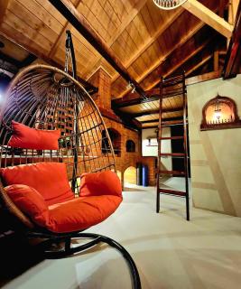Nature Bungalow In the Family Garden - 5 min to City Center, Lake Access, Close to Lidl and Stunning Pool - 6