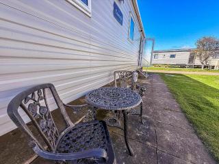 Lovely 6 Berth Caravan Close To The Beach In Suffolk Ref 68030Bs - Lowestoft - 4