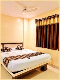 SHIRDI Hotel Sai Bala G Near Shri Sai Baba Temple - Fully Air Conditioned & Well Decorated Rooms - #Restaurant #Lift #Wi-fi #Parking Facilities - A Premium Hotel In SHIRDI - Shirdi - 9