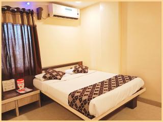 SHIRDI Hotel Sai Bala G Near Shri Sai Baba Temple - Fully Air Conditioned & Well Decorated Rooms - #Restaurant #Lift #Wi-fi #Parking Facilities - A Premium Hotel In SHIRDI - Shirdi - 7