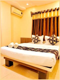 SHIRDI Hotel Sai Bala G Near Shri Sai Baba Temple - Fully Air Conditioned & Well Decorated Rooms - #Restaurant #Lift #Wi-fi #Parking Facilities - A Premium Hotel In SHIRDI - Shirdi - 6