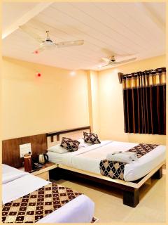 SHIRDI Hotel Sai Bala G Near Shri Sai Baba Temple - Fully Air Conditioned & Well Decorated Rooms - #Restaurant #Lift #Wi-fi #Parking Facilities - A Premium Hotel In SHIRDI - Shirdi - 3
