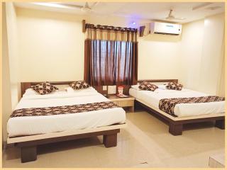 SHIRDI Hotel Sai Bala G Near Shri Sai Baba Temple - Fully Air Conditioned & Well Decorated Rooms - #Restaurant #Lift #Wi-fi #Parking Facilities - A Premium Hotel In SHIRDI - Shirdi - 5