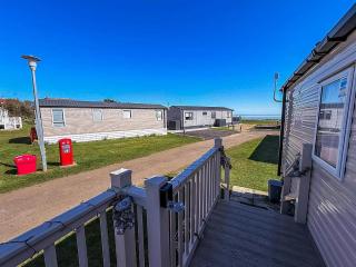 Lovely 6 Berth Caravan With Side Decking On Pakefield Holiday Park Ref 68032B - Lowestoft - 5