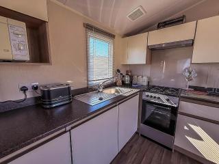 Lovely 6 Berth Caravan With Side Decking On Pakefield Holiday Park Ref 68032B - Lowestoft - 1