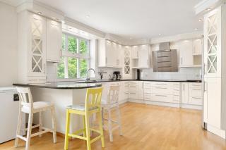 4-Bedroom Apartment with Balcony - 2