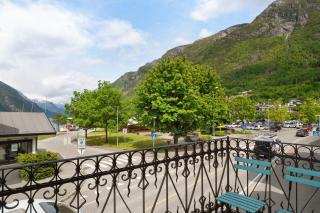 4-Bedroom Apartment with Balcony - Odda - 9