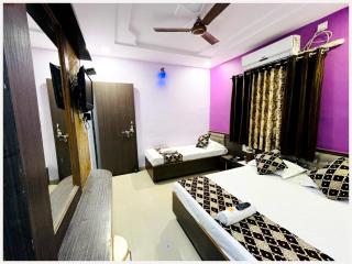 !! SHIRDI Hotel Sai Bala Ji Residency Near Shri Sai Baba Temple - Offers Hygiene & Spacious Rooms - #Restaurant #Wi-fi # Parking & Excellent Customer Service - A Premium Hotel In SHIRDI !! - Shirdi - 1