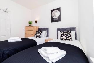 Modern 5-bed - Sleeps 10-walk To Centre & Parking! - 6