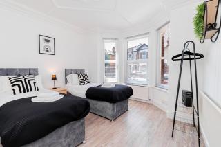 Modern 5-Bed - Sleeps 10-Walk to Centre & Parking! - 5