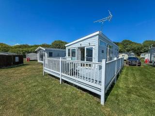 Homely 6 Berth Caravan With Full Decking At Kessingland Beach Ref 90046Bc - Benacre - 0