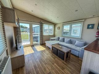 Homely 6 Berth Caravan With Full Decking At Kessingland Beach Ref 90046Bc - Benacre - 3