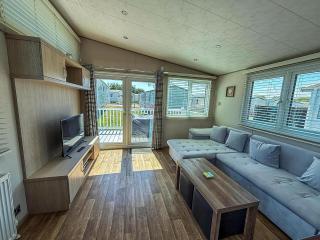 Homely 6 Berth Caravan With Full Decking At Kessingland Beach Ref 90046Bc - Benacre - 2