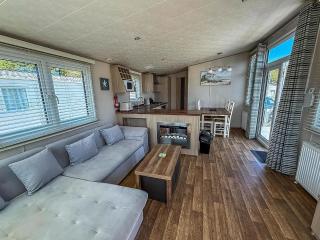 Homely 6 Berth Caravan With Full Decking At Kessingland Beach Ref 90046Bc - Benacre - 1
