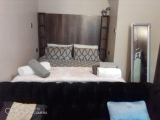 Neat 1 Bed Studio with pool access in Glen Lorne - 4