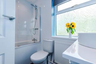 3 BR Property in Prestwich 15 mins from Manchester City Centre Garden Free parking Superfast WIFI Netflix - Manchester - 6