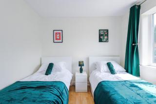 3 BR Property in Prestwich 15 mins from Manchester City Centre Garden Free parking Superfast WIFI Netflix - Manchester - 4