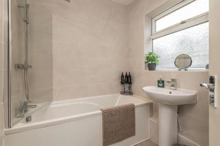 Spacious 5 Bed Close to Elland Road, First Direct Arena & Headingley Stadium - Roundhay - 4